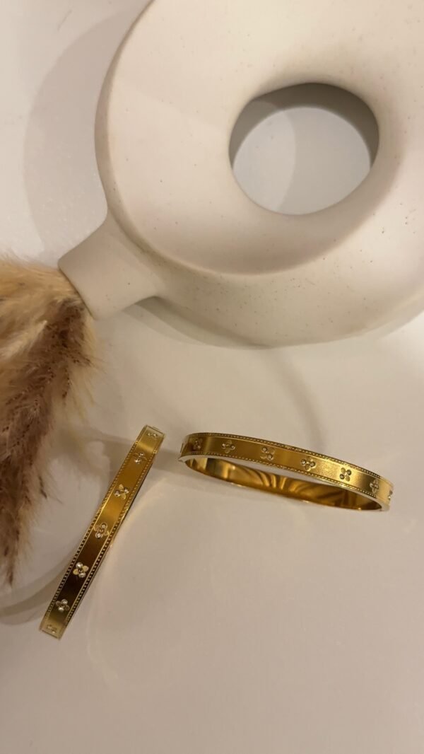 Daisy detailed bangle