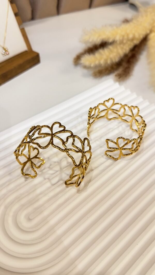 Clover outline cuff