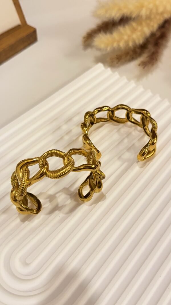 Chunky chain cuff