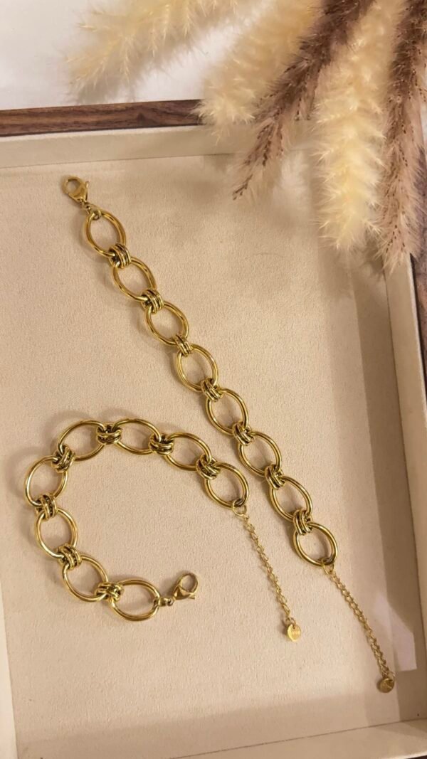 Bold oval link bracelet