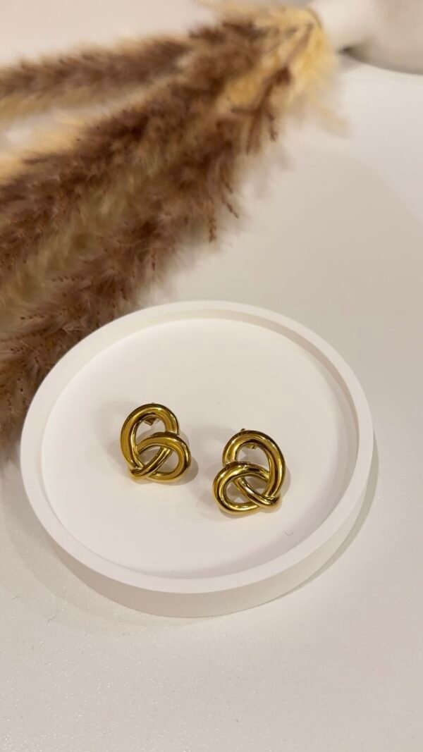 Intertwined heart earring