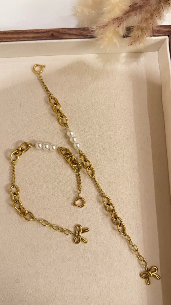 Pearl bow detailed bracelet