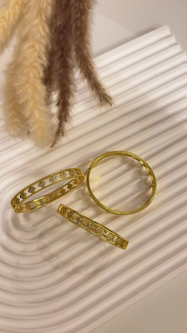 Clove motif bangle