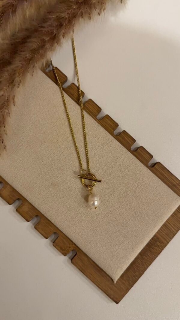 Pearl lock necklace