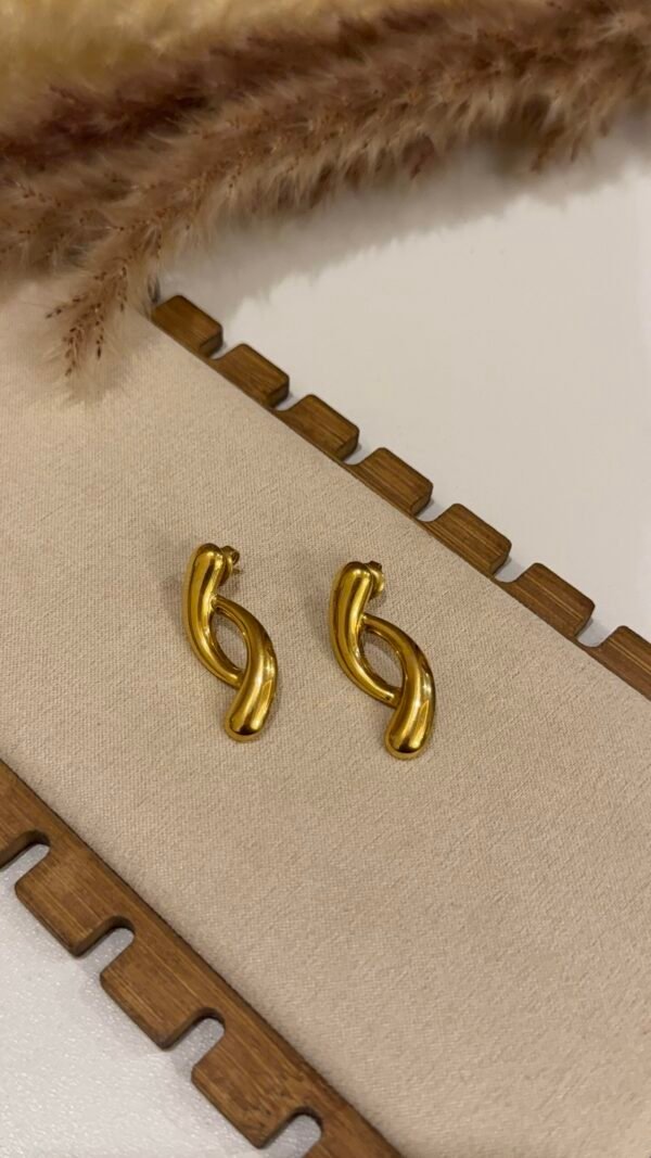 Gold twist earring